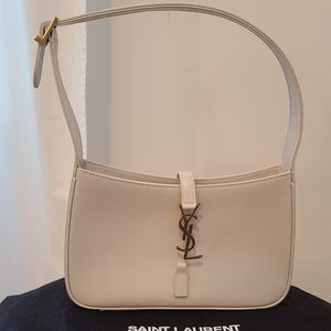 LE 5 À 7 HOBO BAG IN SMOOTH LEATHER COLOR: BLANC VINTAGE